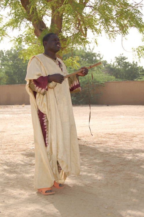 Hausa griot in Niger playing a ngoni or xalam. Courtesy of Roland, 2007.