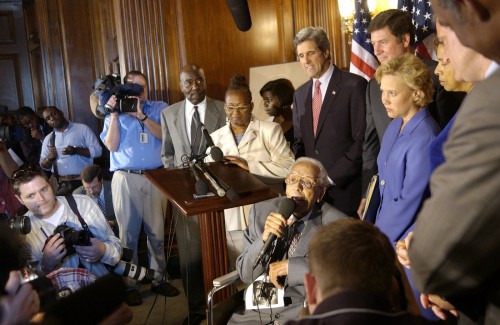 Dr. James Cameron speaking at the ceremony in Washington on the occasion of the 2005 formal apology of eighty US Senators for failing to outlaw lynching.