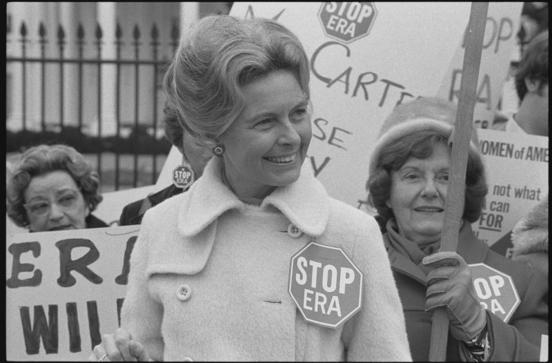 Phyllis Schlafly protests against equal rights for women at the White House in 1977. Photo by Warren K. Leffler, courtesy of Library of Congress.