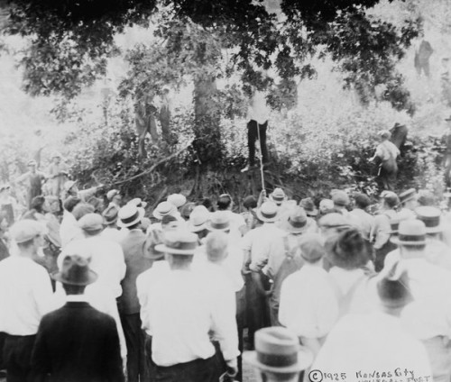 A white crowd gathered around a 1925 lynching in Excelsior Springs, MO