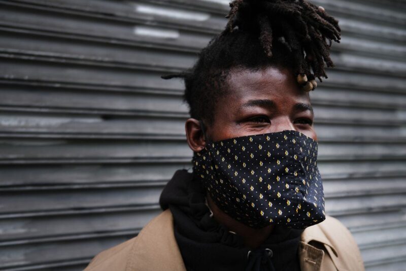 A man pauses with his homemade face mask in New York.SPENCER PLATT/GETTY