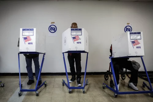11blow_2-superJumbo Voters in temporary voting booths (Anna Watts for The New York Times)