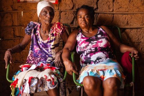 Members of the Santo Antônio dos Pretos quilombo. Conceição Maria and Suzete Viana. (Gustavo Oliveira)