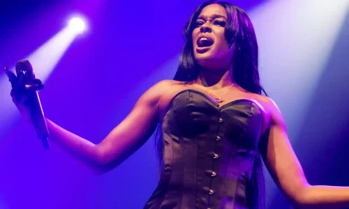 3920 Azealia Banks singing on stage