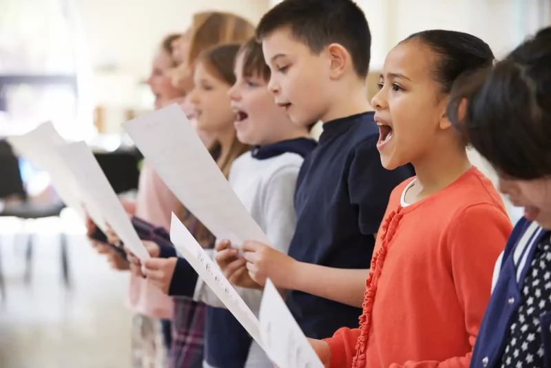 Schooldhildren singing