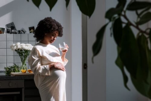 Being pregnant and Black means increased risks to parent and child (cottonbro studio)