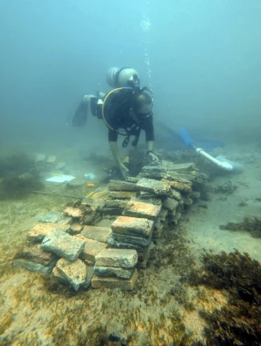 Marine archaeologist and research professor David Gregory from the National Museum of Denmark at piled bricks on the seabed in Costa Rica.
(Jakob Olling/The National Museum of Denmark)