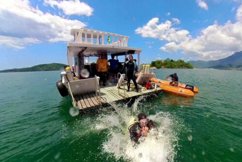 divers looking for shipwreck