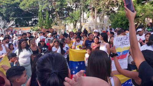 Venezuelans celebrating the 2026 United States strikes in Venezuela in the Central Plaza of Chapecó, Brazil