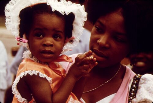 A_black_mother_and_child,_Chicago._-_NARA_-_556145