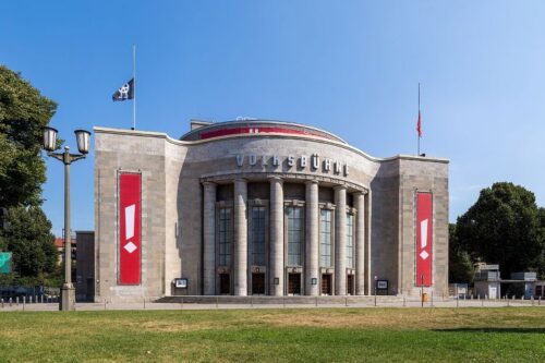 Theater "Volksbühne" am Rosa-Luxemburg-Platz in Berlin-Mitte, which now hosts a swimming pool (Ansgar Koreng)